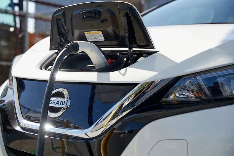 Véhicule électrique en recharge, illustrant la transition énergétique des flottes