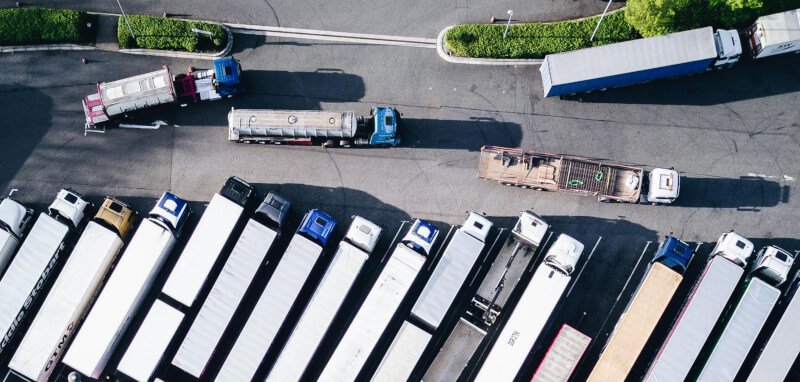 Fahrzeugflotte auf einem Betriebsgelände