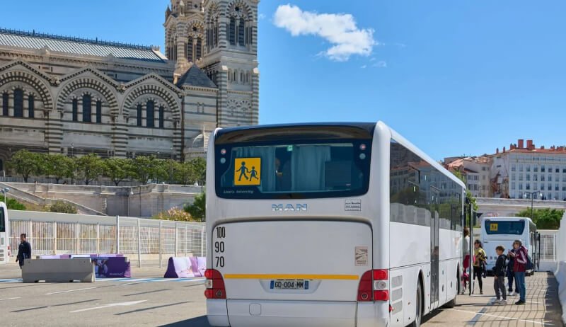 Conducteur de transport scolaire utilisant un équipement connecté dans son véhicule